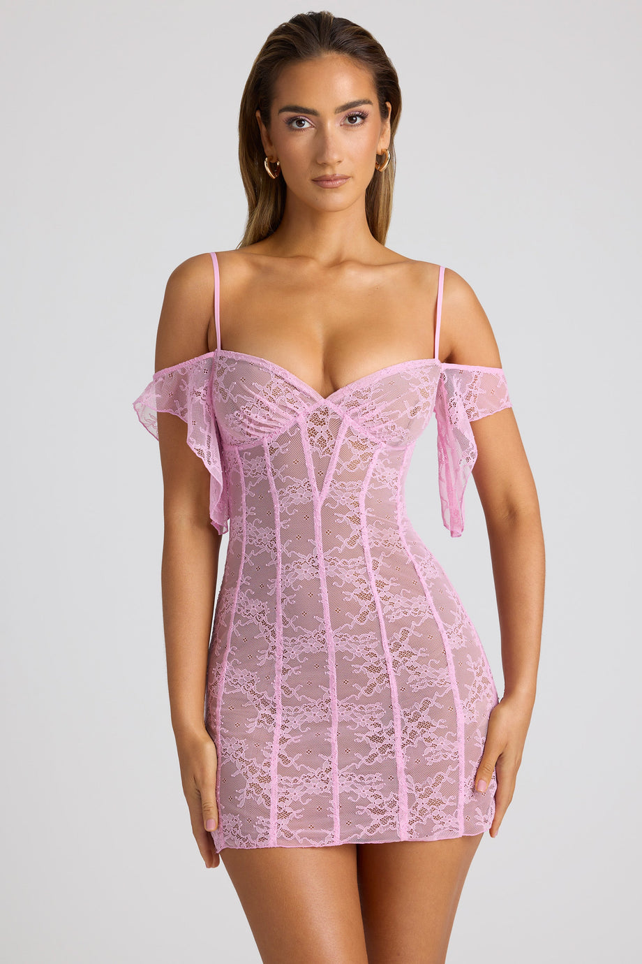 فستان قصير شفاف بتفاصيل دانتيل باللون الوردي