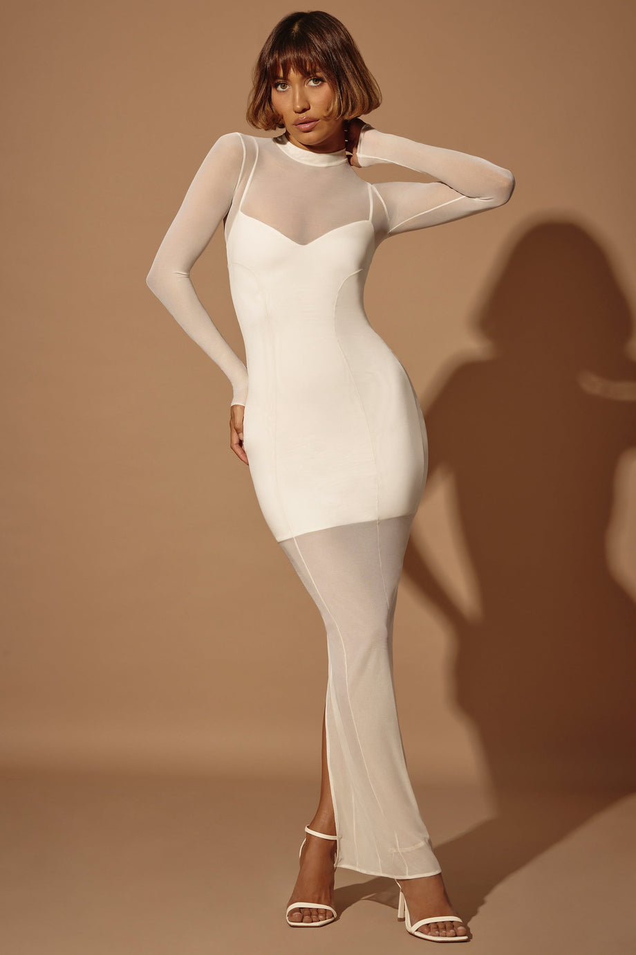 فستان ماكسي شفاف بأكمام طويلة باللون العاجي