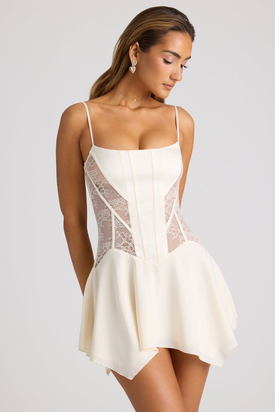 فستان قصير بتفاصيل دانتيل باللون الكريمي