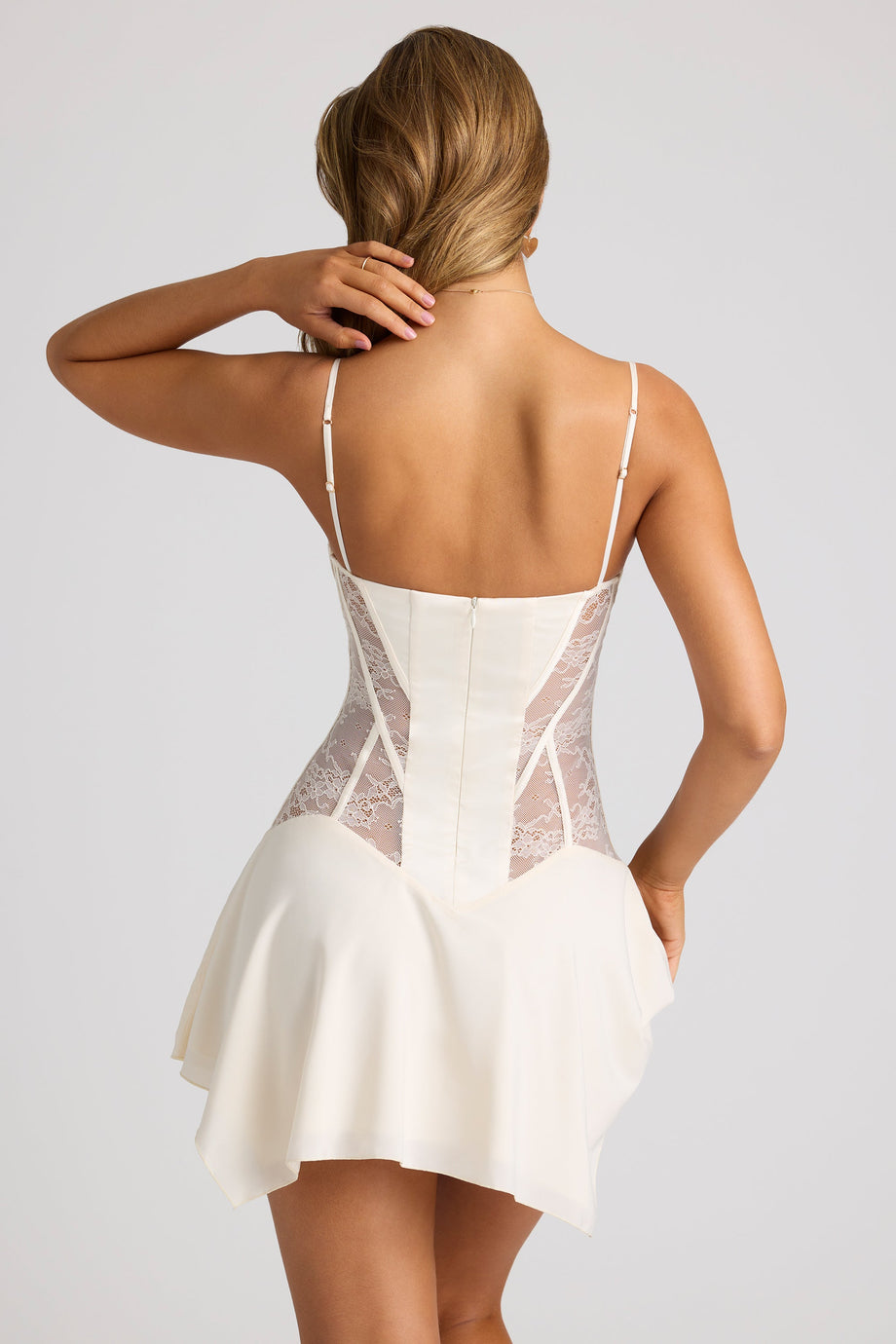 فستان قصير بتفاصيل دانتيل باللون الكريمي