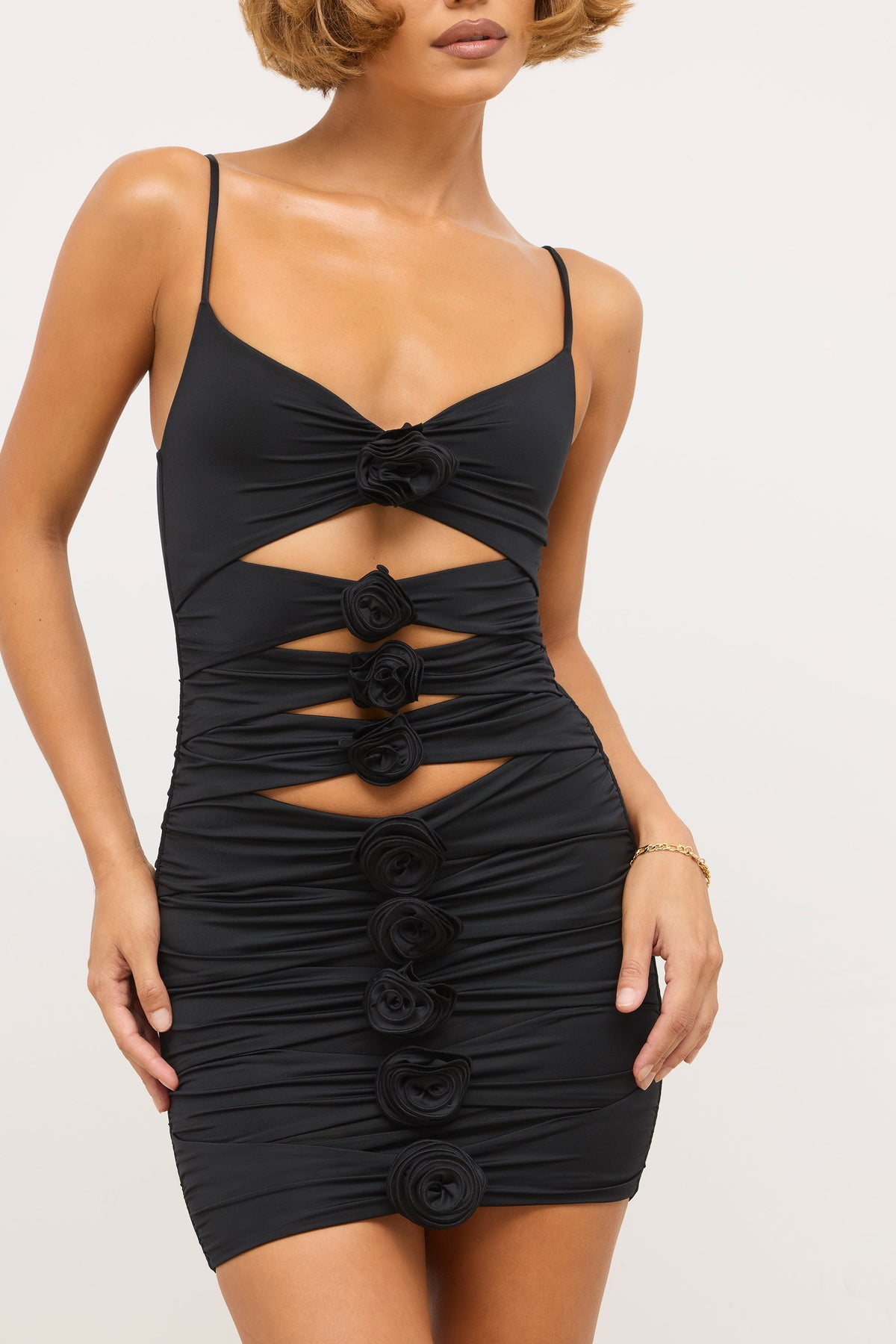 ⁣⁢فستان قصير Slinky Jersey بتفاصيل الورد وقصّة مقصوصة باللون الأسود⁤⁣