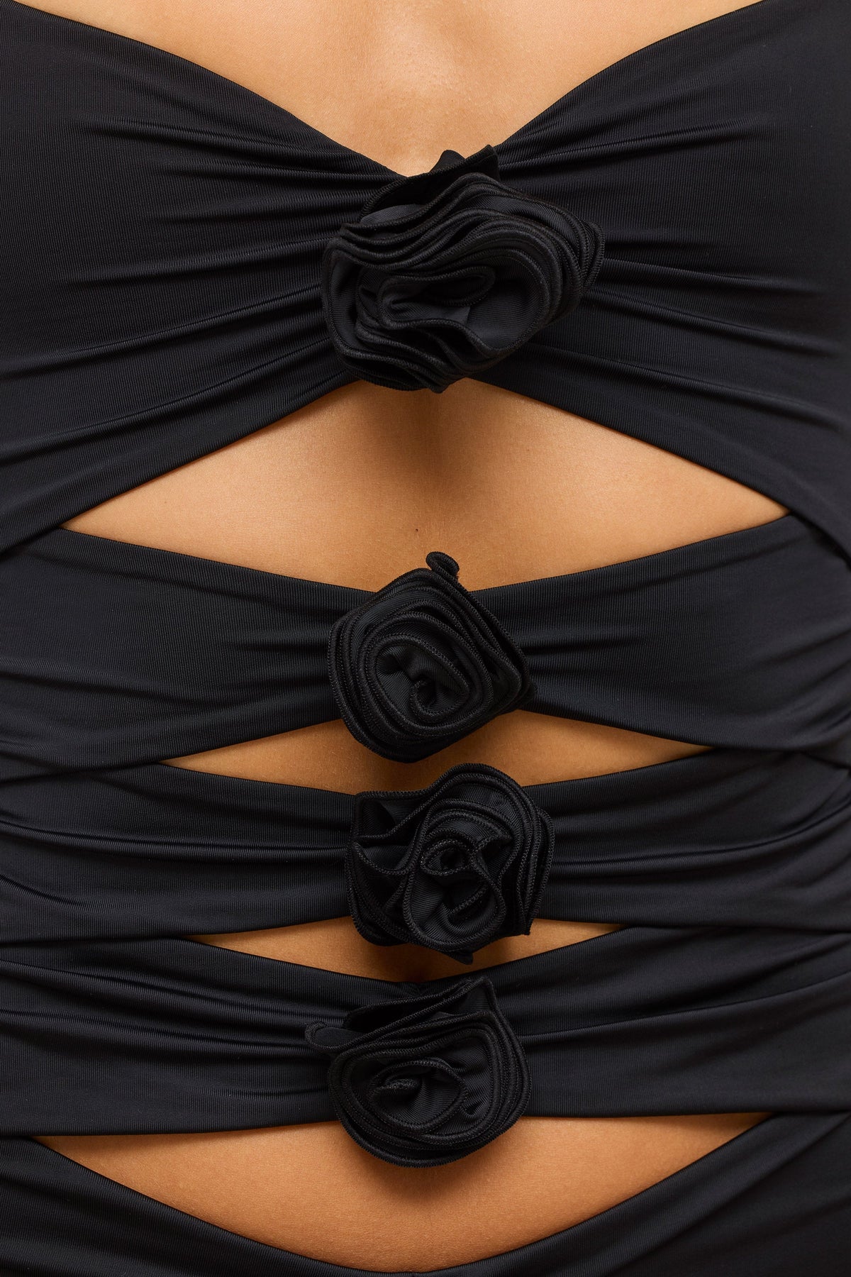 ⁣⁢فستان قصير Slinky Jersey بتفاصيل الورد وقصّة مقصوصة باللون الأسود⁤⁣
