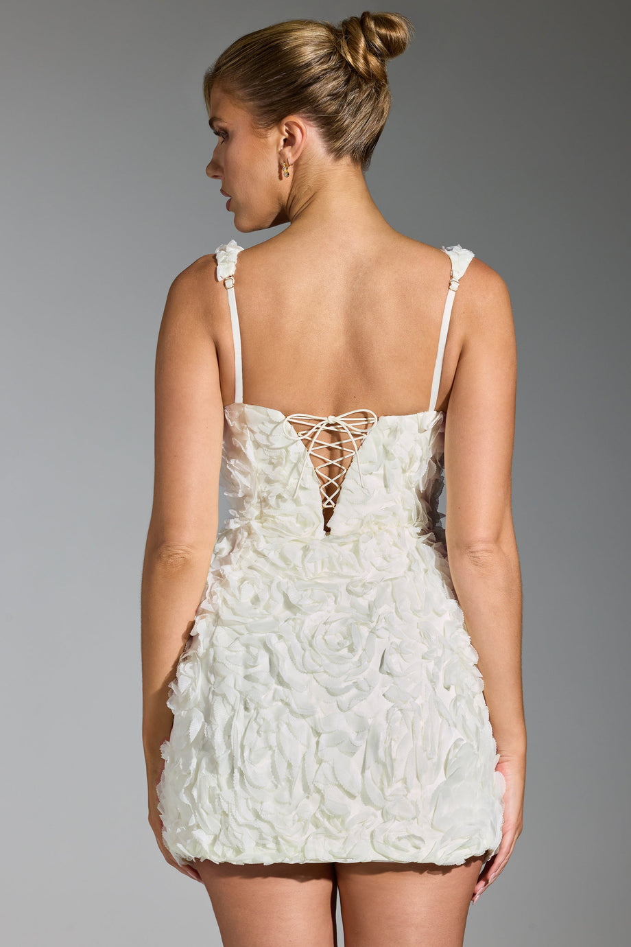 فستان قصير بتصميم كورسيه مزين بالورد باللون الأبيض