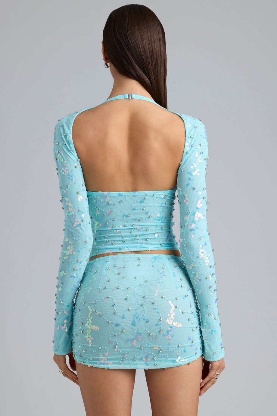 بلوزة مزخرفة بفتحات باللون الأزرق