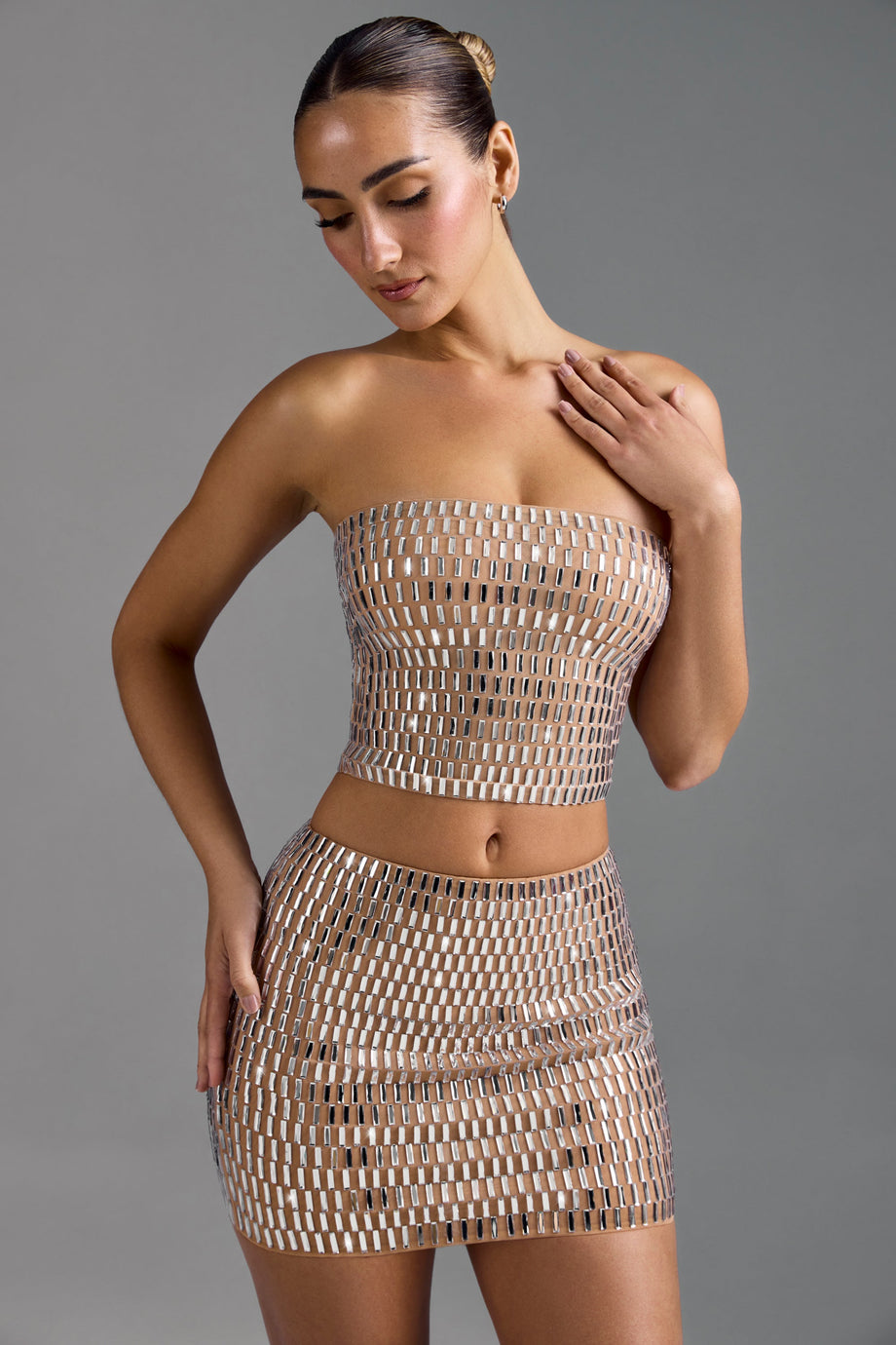 تنورة ميكرو ميني منخفضة الخصر مزينة بلون اللوز