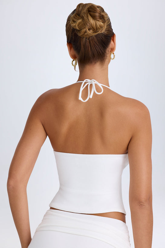 بلوزة مفتوحة من الأمام برقبة على شكل حرف V باللون الأبيض