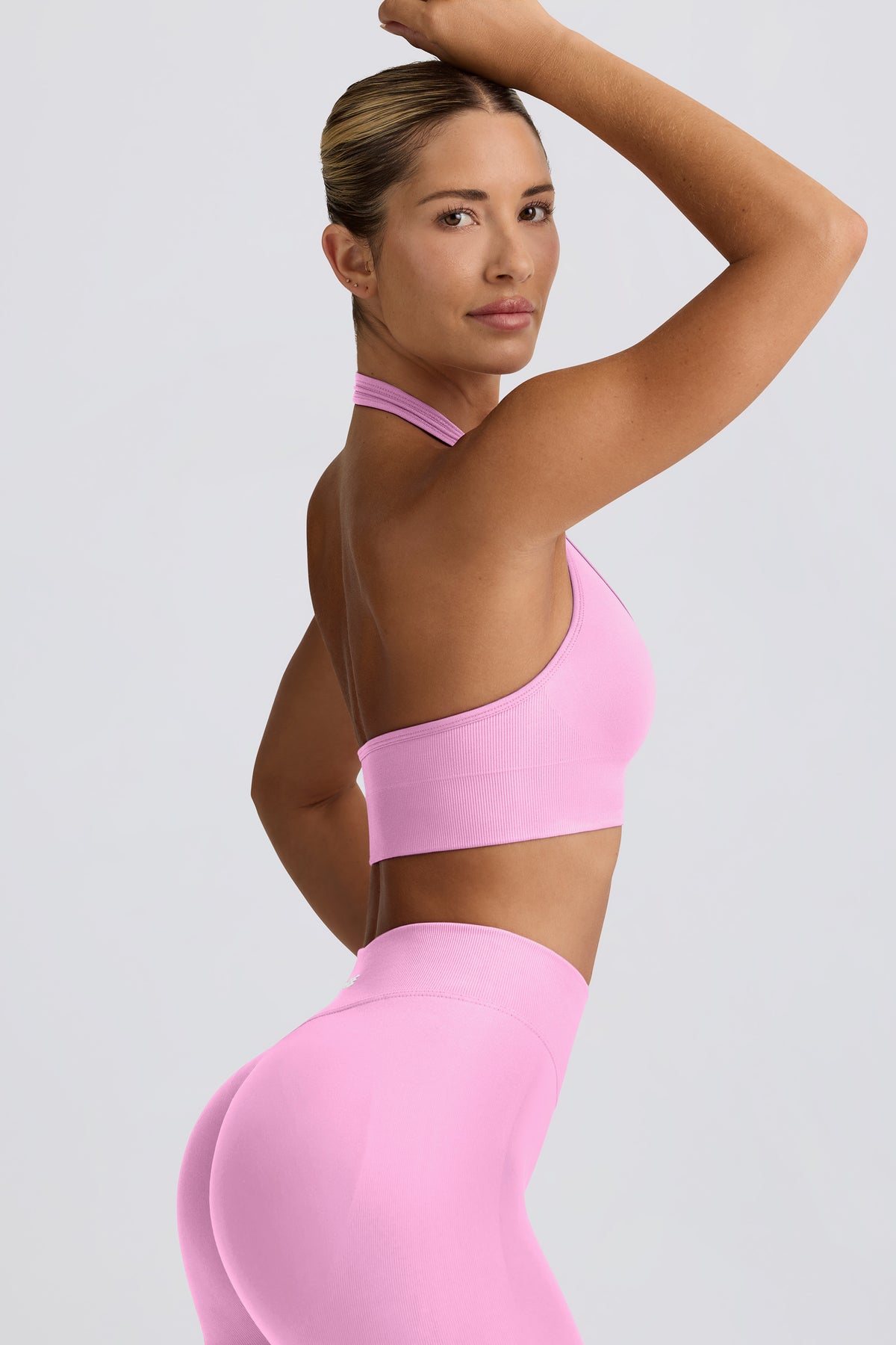 ⁣⁢حمالة صدر رياضية Define Luxe بتصميم هالتر باللون الوردي الفقاعي⁤⁣