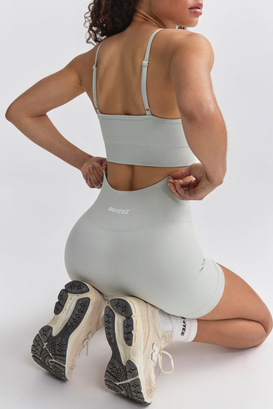 شورت قصير باللون الرمادي