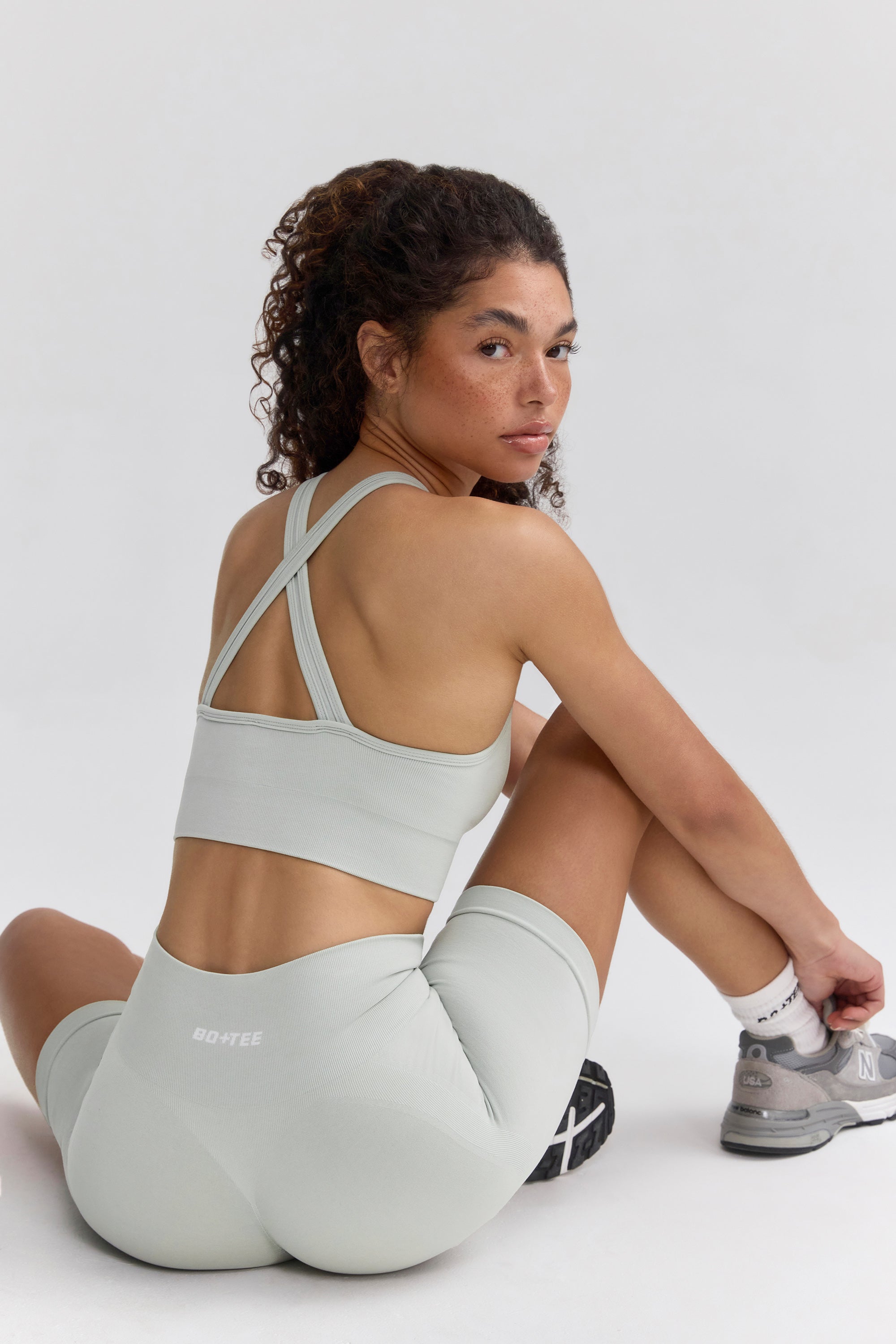 Super Sculpt Seamless Cross Back Sports Bra in Fog