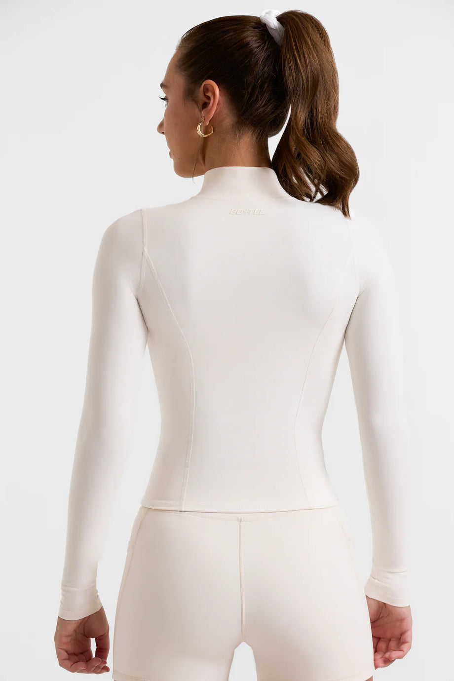 جاكيت بسحاب باللون الأبيض