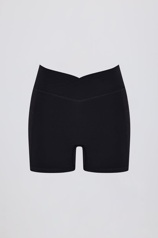 شورت قصير ناعم ونشط بخصر على شكل حرف V وجيب باللون الأسود