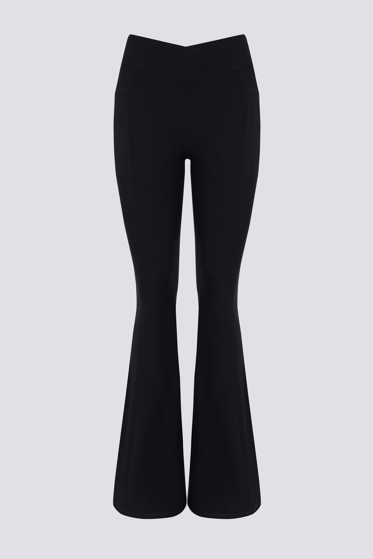 بنطال ضيق ناعم وواسع بجيوب على شكل حرف V باللون الأسود