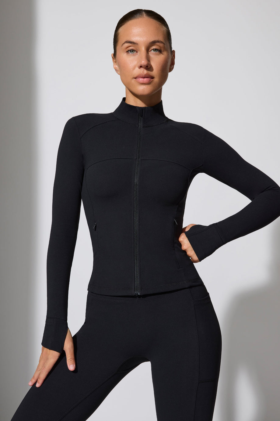 جاكيت طويل الأكمام بسحاب باللون الأسود