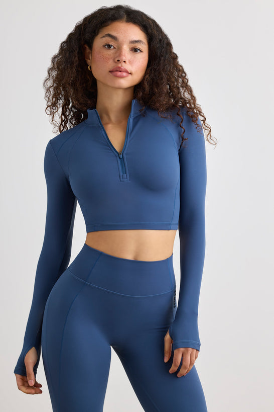 بلوزة قصيرة ناعمة بسحاب باللون الكحلي