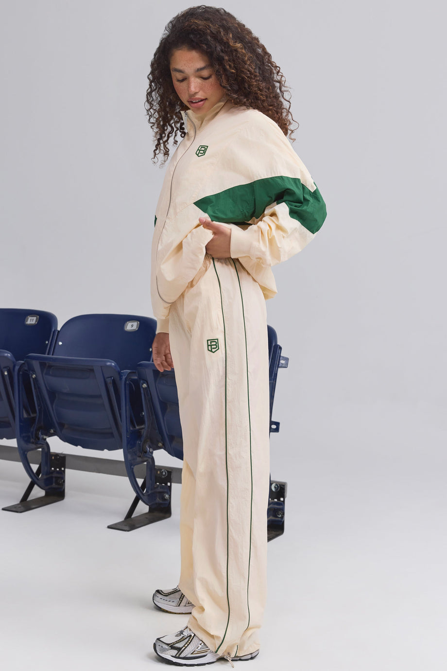 بنطال رياضي بأرجل واسعة بلون رخامي