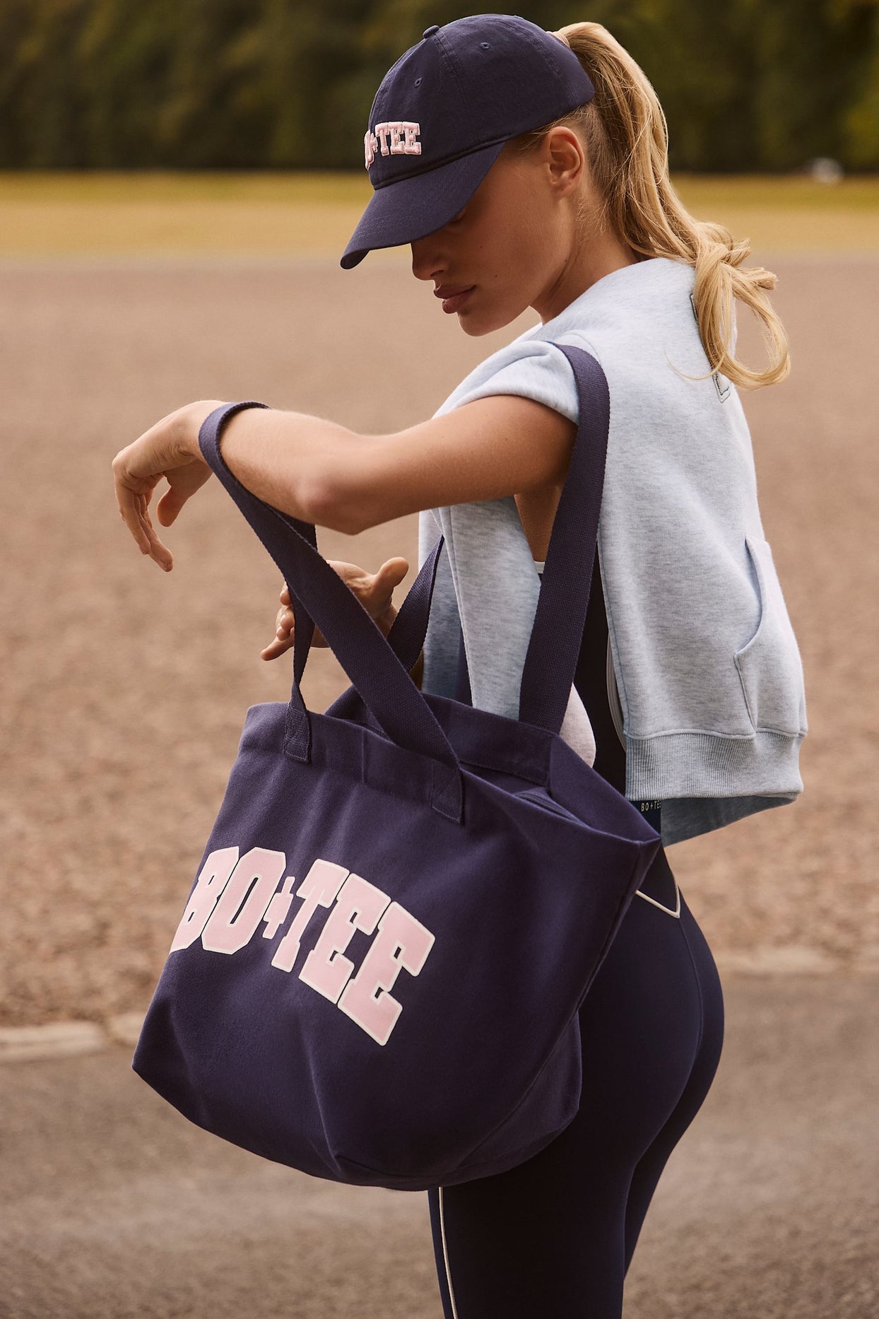 Oversized Tote Bag in Classic Navy - 3