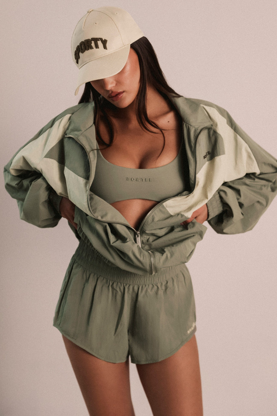 شورت قصير مطاطي بلون معدني