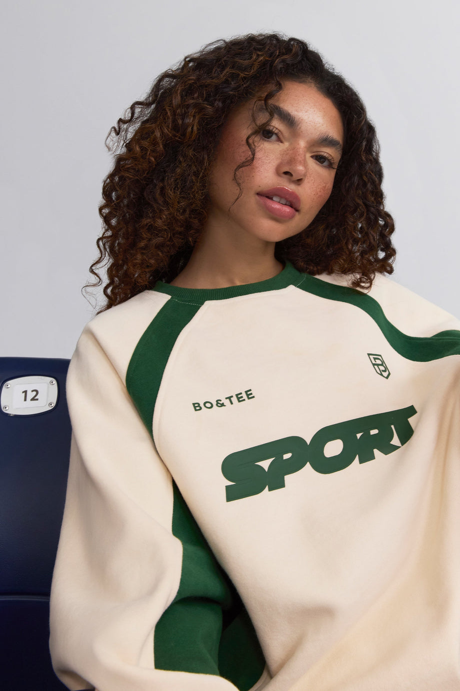 سويتشيرت بتصميم ملون متباين بلون رخامي