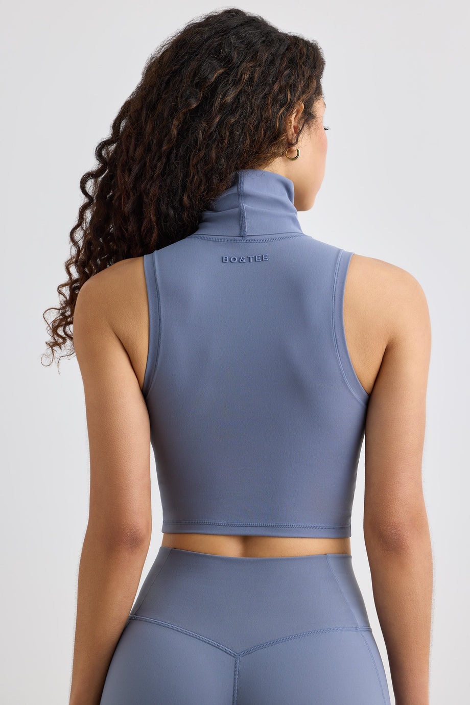 بلوزة تانك برقبه عالية باللون الرمادي