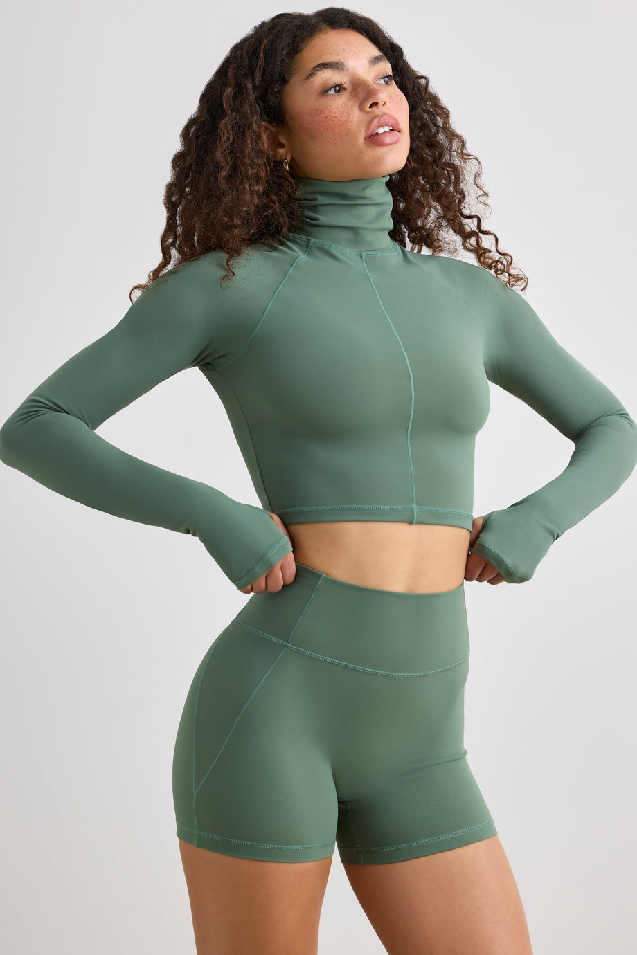 شورت قصير ناعم عالي الخصر باللون الكاكي