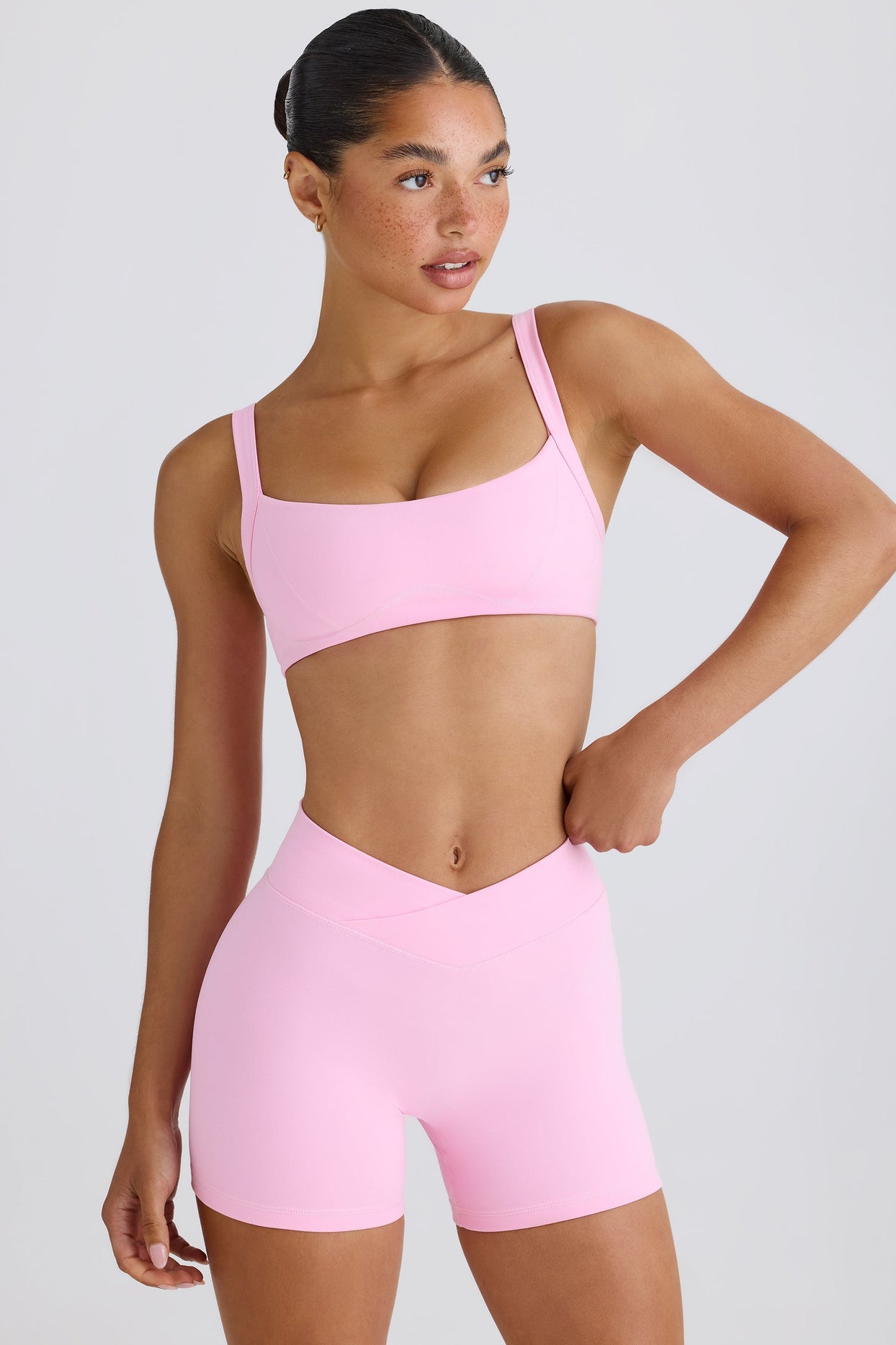 Soft Active Contrast-Trim Sports Bra in Bubblegum Pink
