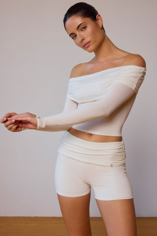 شورت قصير قابل للطي باللون الأبيض الناعم