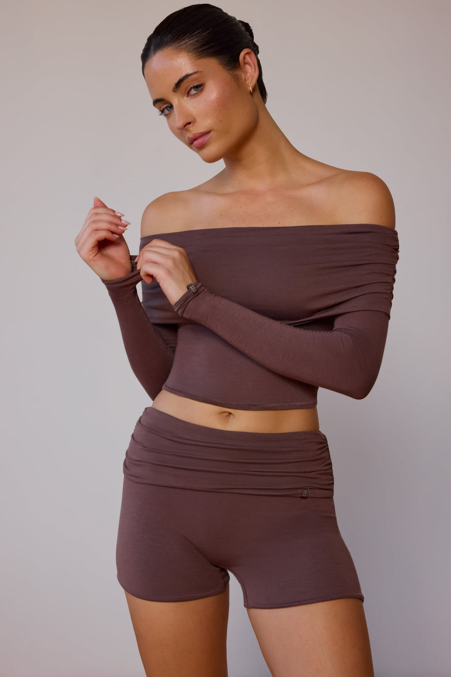 شورت قصير قابل للطي باللون البني الداكن
