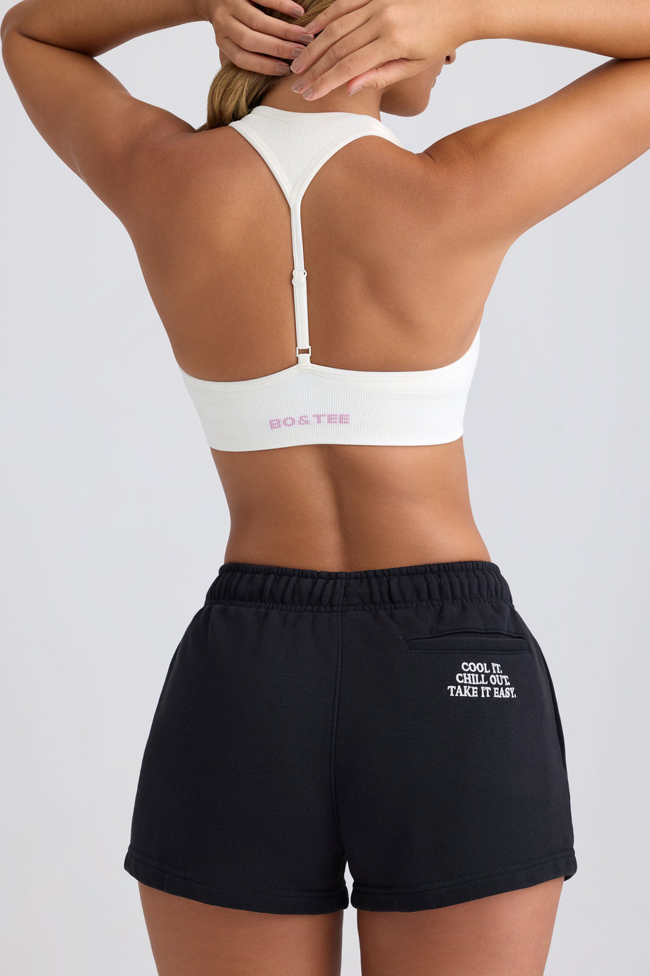 سروال شورت بخصر متوسط الارتفاع باللون الأسود