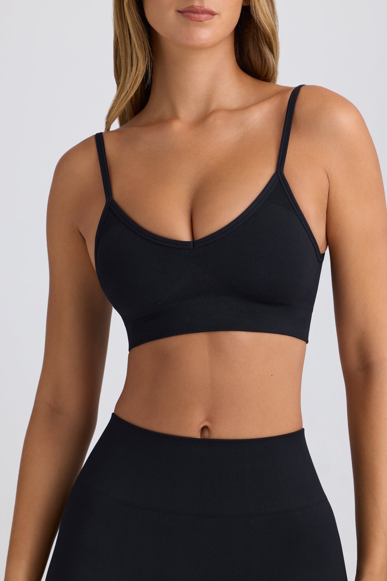 Super Sculpt Seamless Scoop-Back Sports Bra in Black