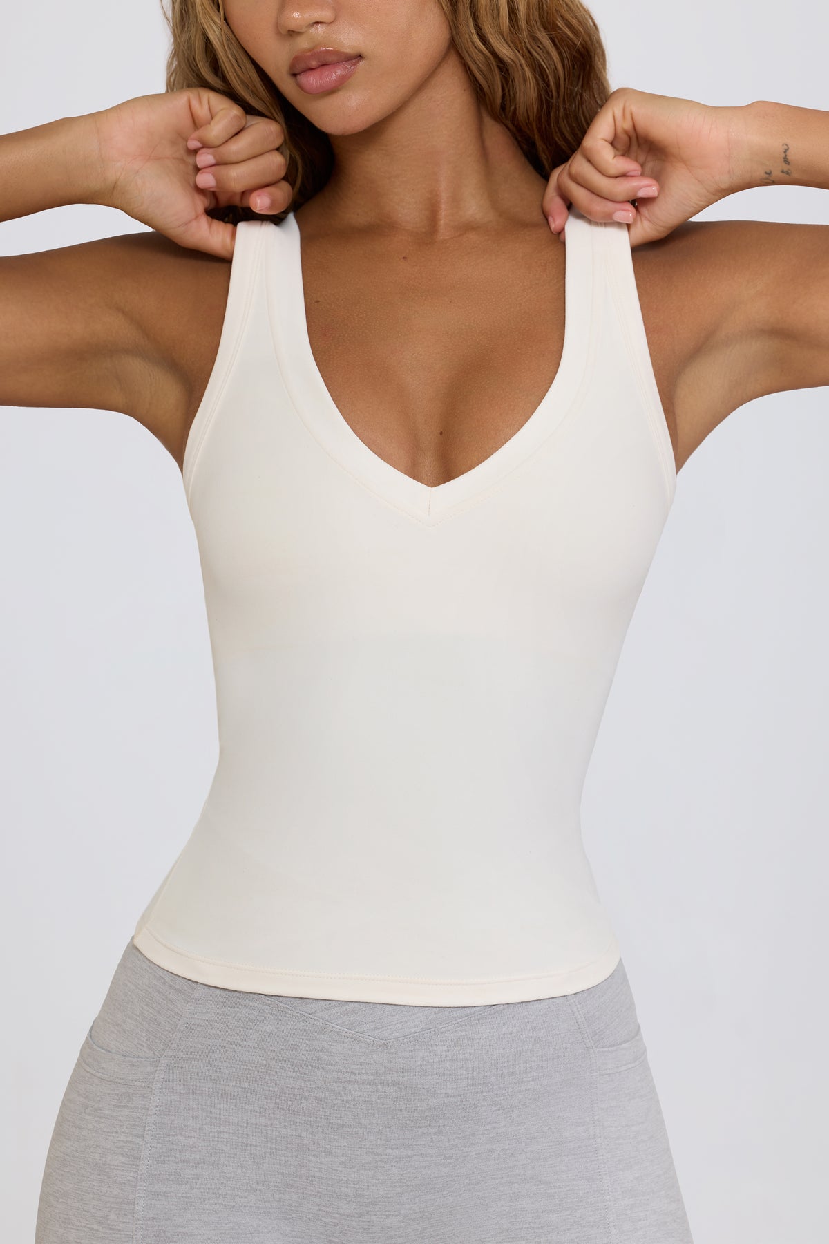 ⁣⁢توب كتف بياقة V من Soft Active باللون الأبيض⁤⁣