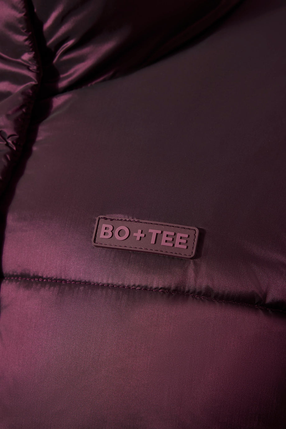 سترة تزلج كبيرة الحجم مقاومة للماء مع بحزام باللون العنابي