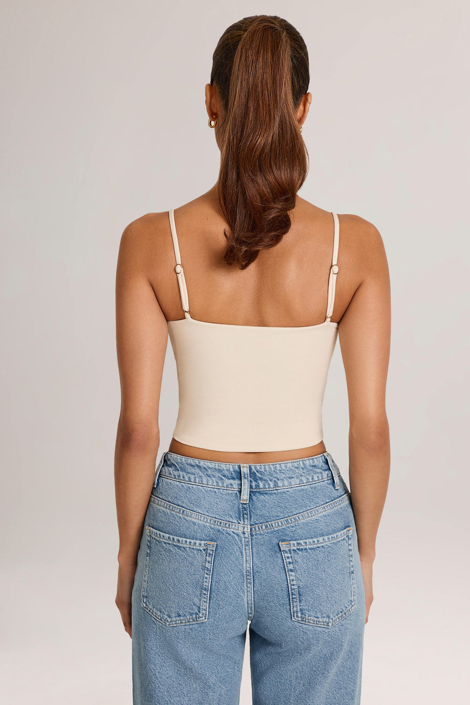 بلوزة مودال بدون أكمام بفتحة رقبة دائرية باللون العاجي