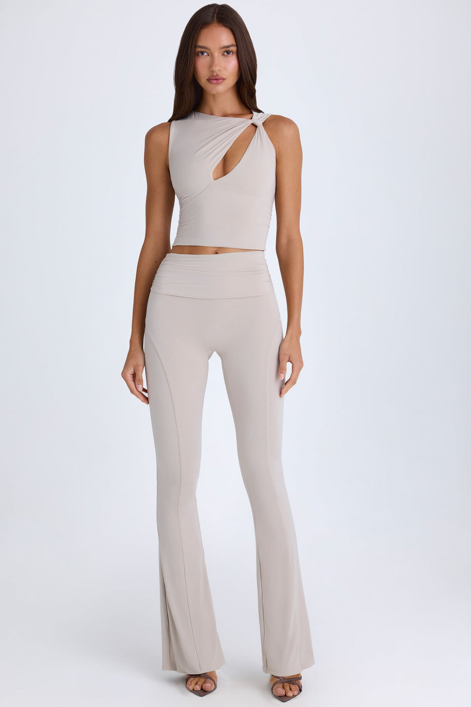 بنطال واسع مطوي عند الخصر باللون الرمادي الداكن