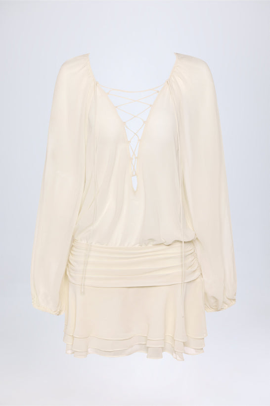 فستان عاجي بأكمام منفوخة وربطة عنق