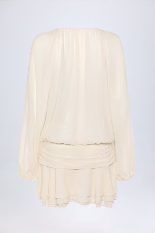 فستان عاجي بأكمام منفوخة وربطة عنق