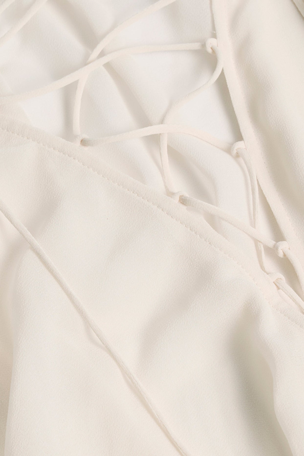 فستان عاجي بأكمام منفوخة وربطة عنق