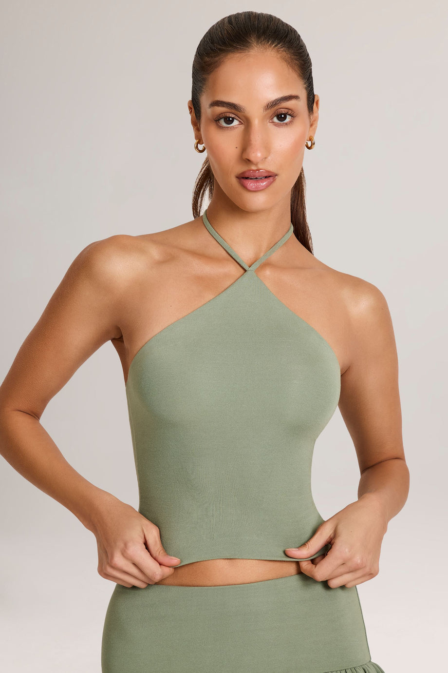 بلوزة مودال برقبة على شكل هالتر باللون الأخضر الحكيم