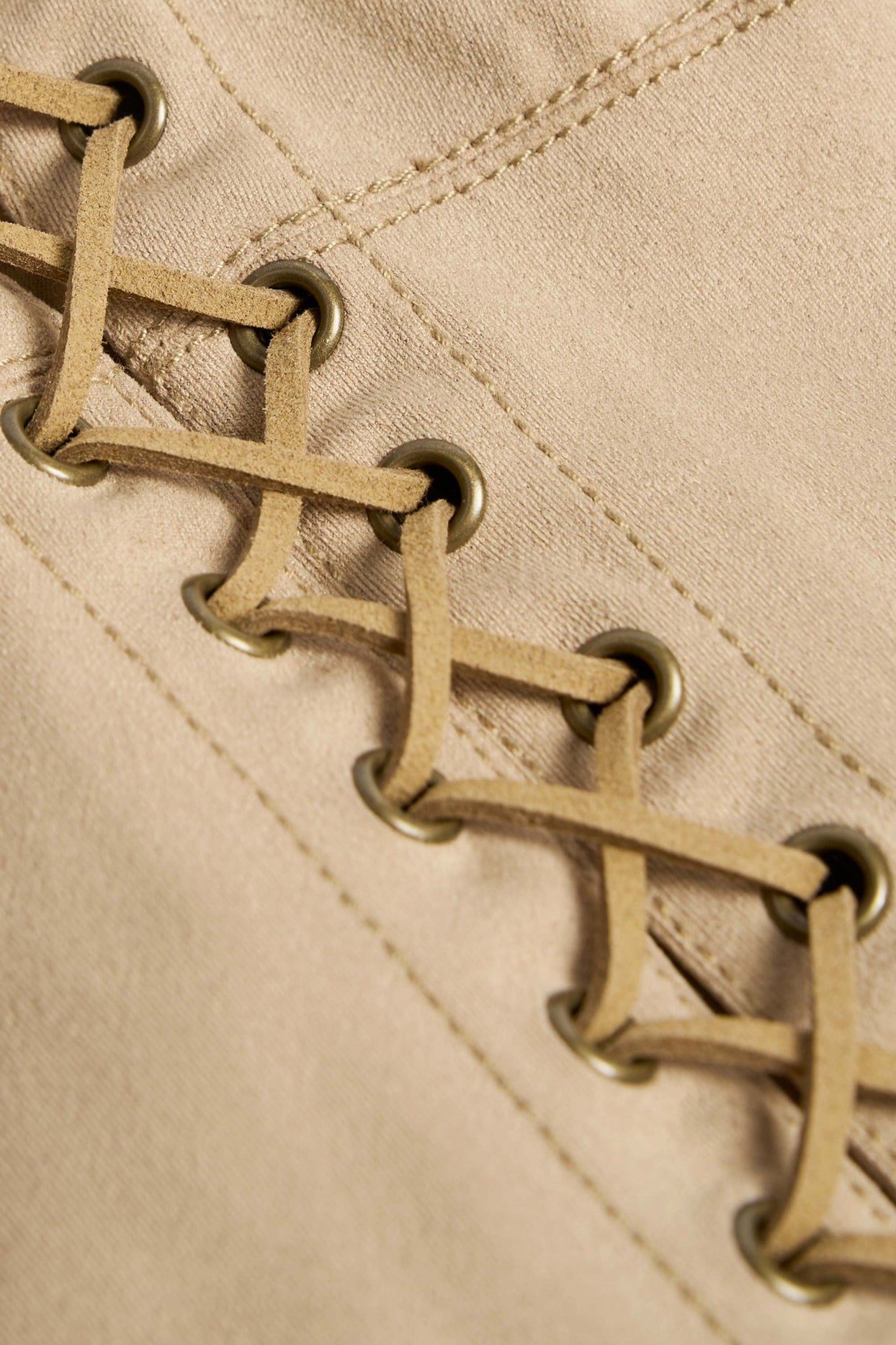 بلوزة برباط بني اللون