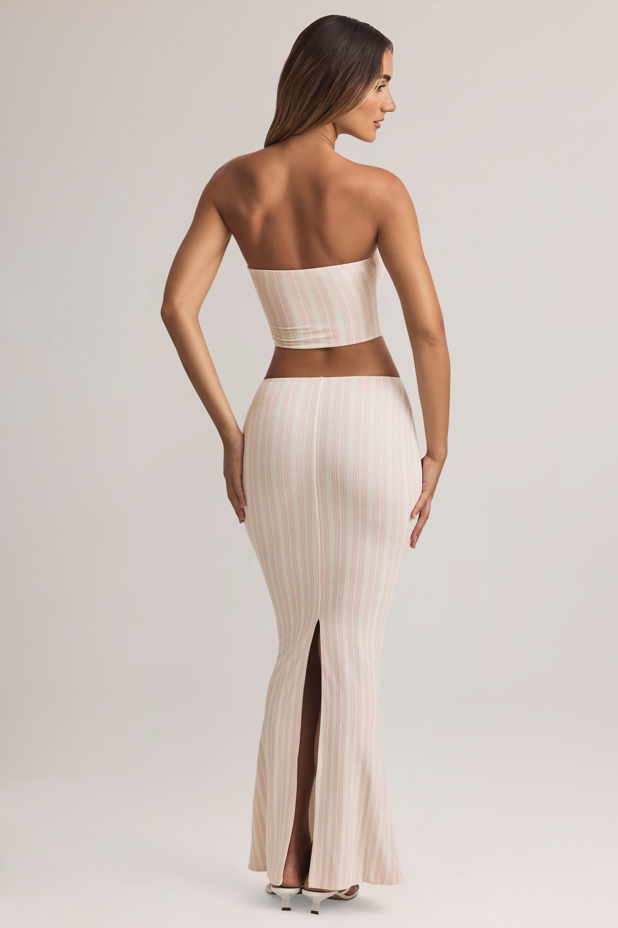 تنورة ماكسي متوسطة الارتفاع من مودال بطبعة مخططة