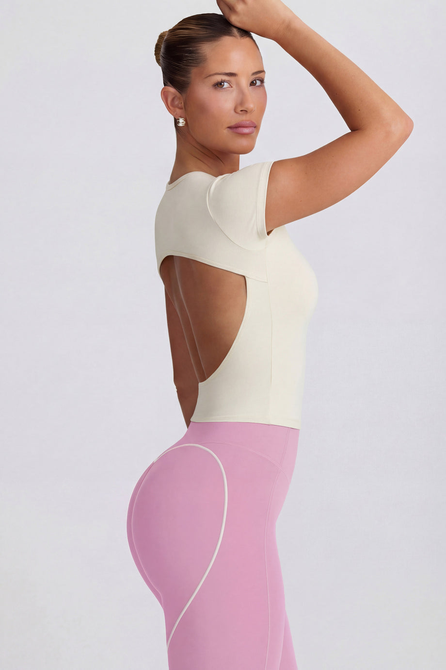 تيشيرت طويل بفتحات جانبية باللون الكريمي