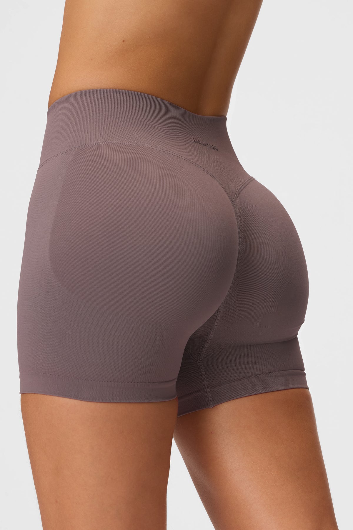 ⁣⁢شورت بدون درزات بلون حجري⁤⁣