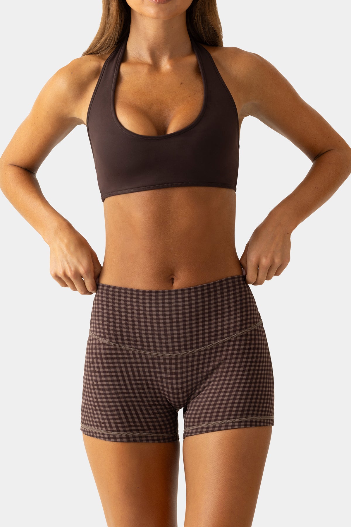 ⁣⁢شورت قصير Soft Active بطبعة جينغهام بلون إسبريسو⁤⁣