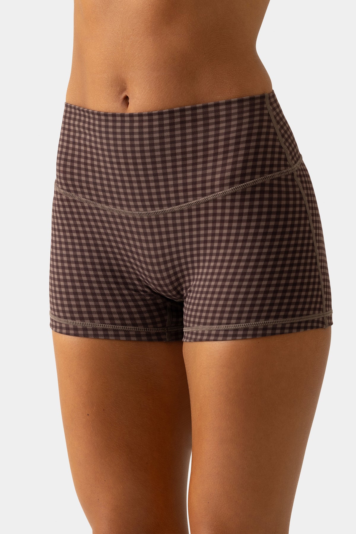 ⁣⁢شورت قصير Soft Active بطبعة جينغهام بلون إسبريسو⁤⁣