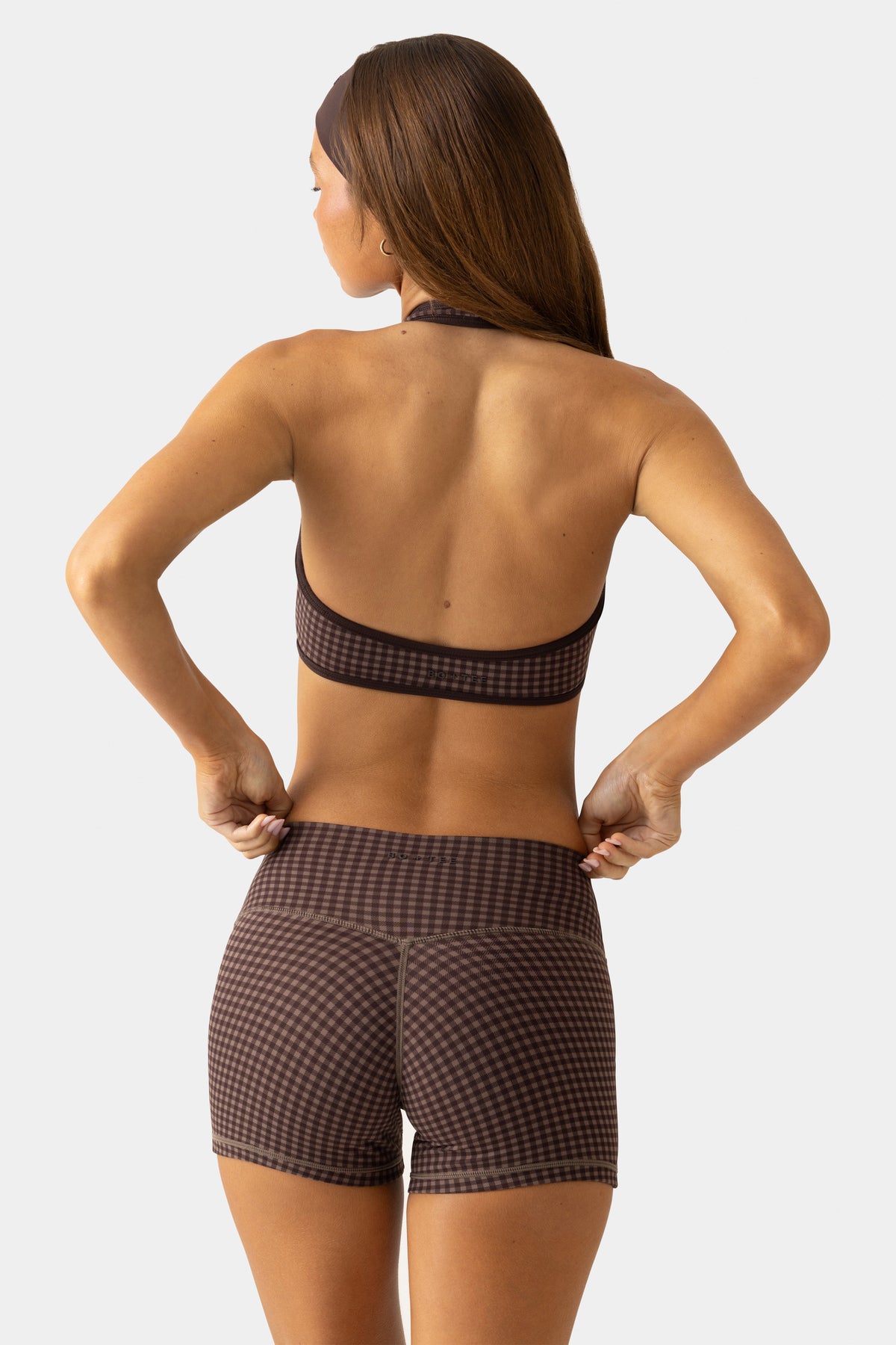 ⁣⁢شورت قصير Soft Active بطبعة جينغهام بلون إسبريسو⁤⁣