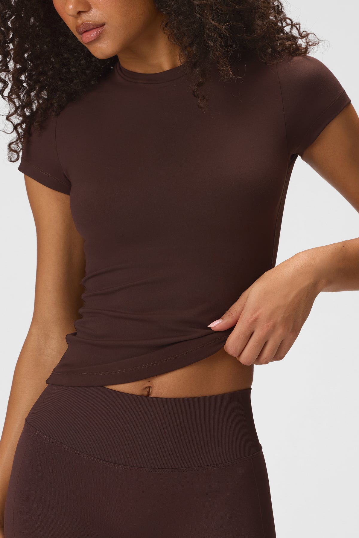 ⁣⁢Soft Active توب بأكمام قصيرة بلون إسبريسو⁤⁣
