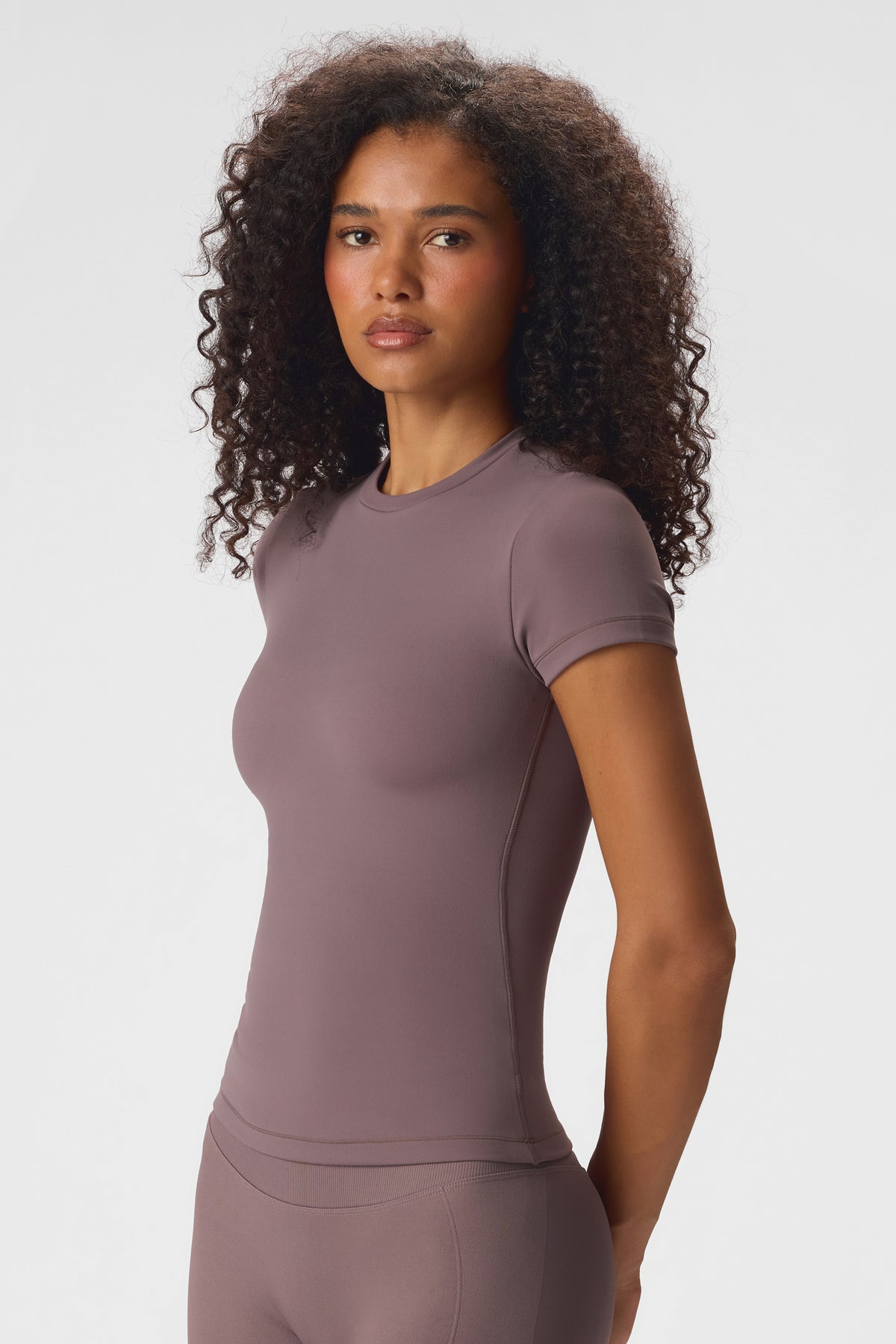 ⁣⁢توب Soft Active بأكمام قصيرة بلون حجري⁤⁣