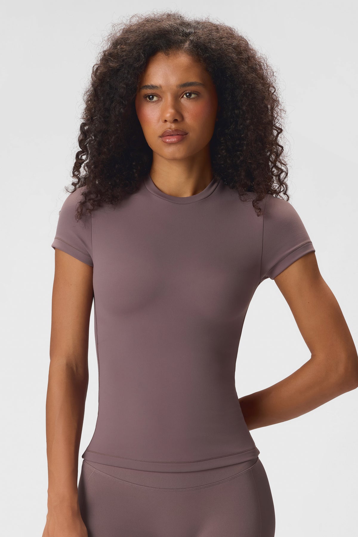 ⁣⁢توب Soft Active بأكمام قصيرة بلون حجري⁤⁣