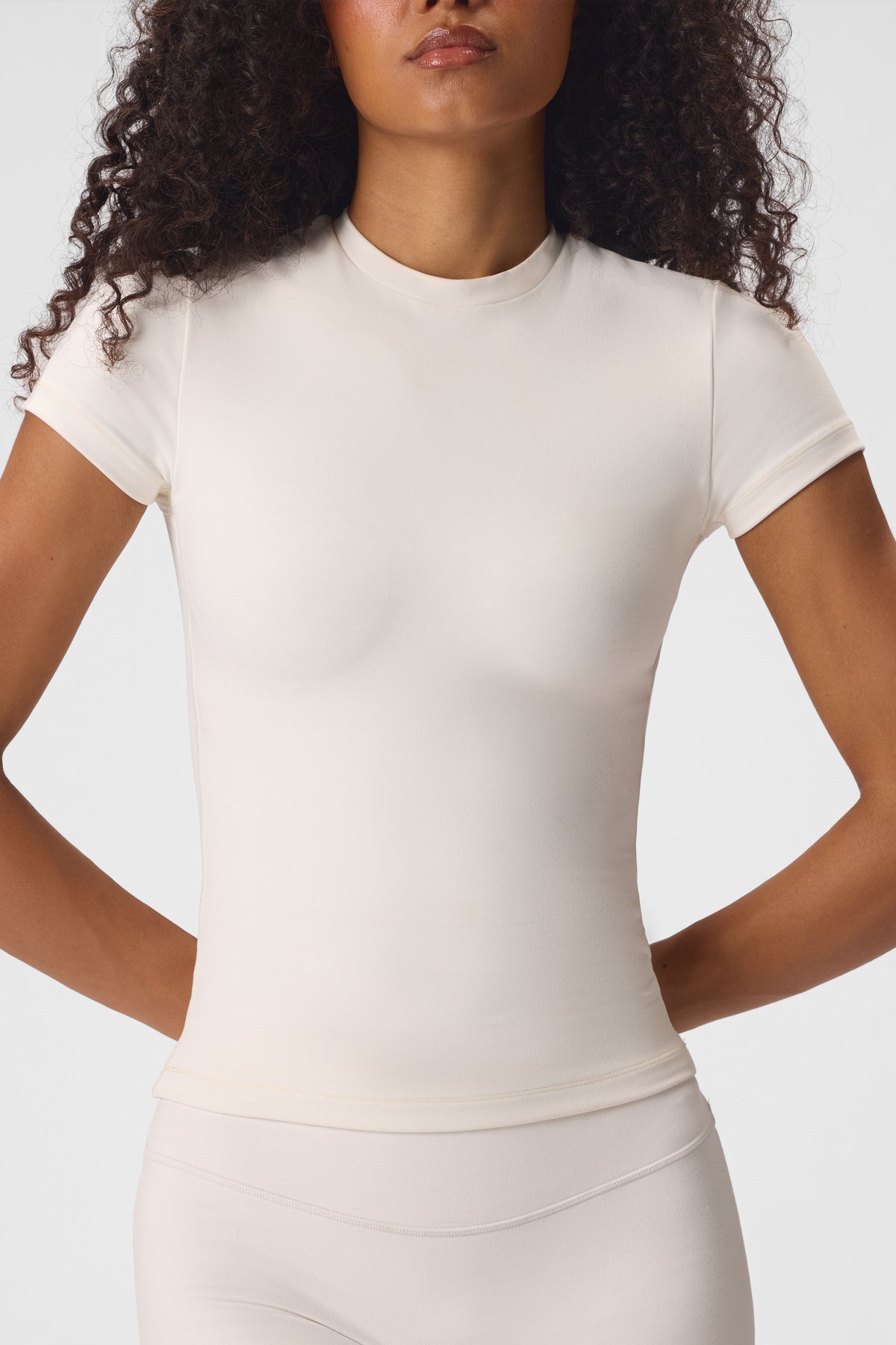 ⁣⁢Soft Active توب بأكمام قصيرة بلون الفانيلا⁤⁣