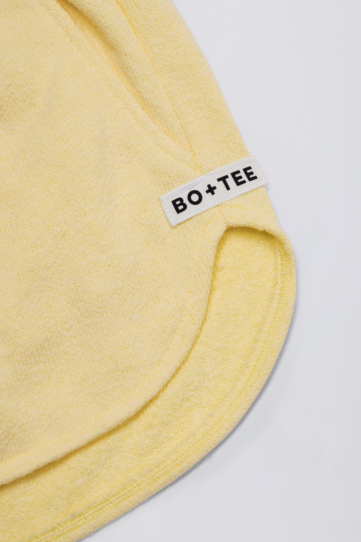 شورت متوسط ​​الارتفاع بتفاصيل أزرار باللون الليموني