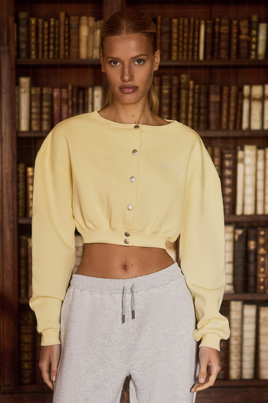 كارديجان قصير بأزرار باللون الأصفر الناعم